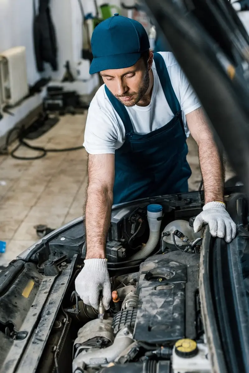 Mecânico fazendo reparo no motor de um carro