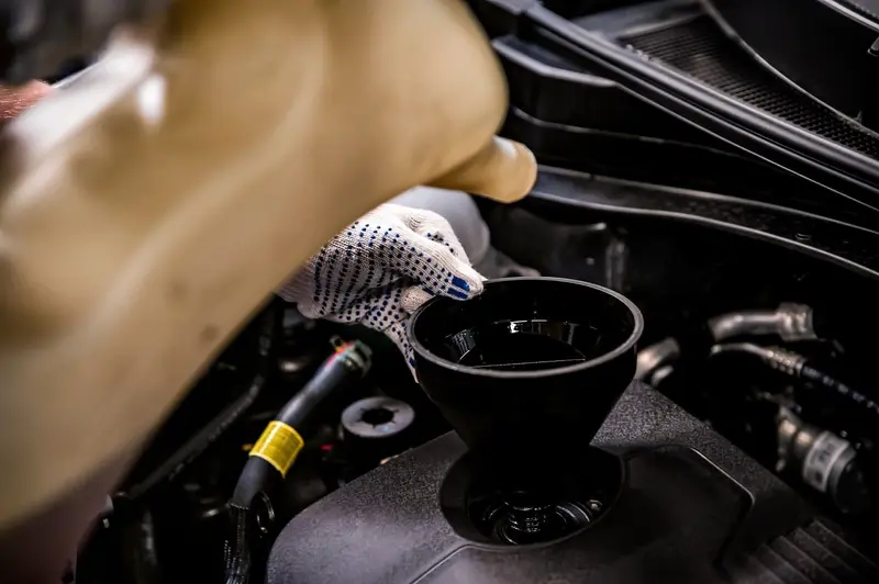 Troca de óleo do motor durante a revisão do carro